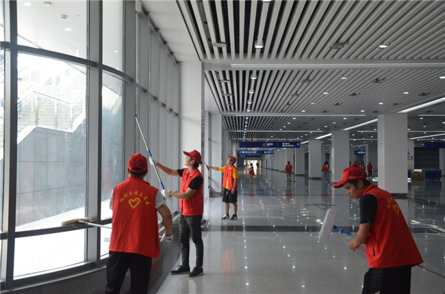 城投集團開展“創(chuàng)衛(wèi)迎暗訪、全城大掃除”主題志愿活動