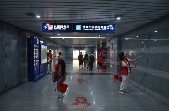 城投集團開展“創(chuàng)衛(wèi)迎暗訪、全城大掃除”主題志愿活動