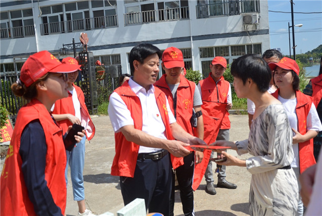 城投集團(tuán)開(kāi)展“傳承紅色基因，敬老愛(ài)幼先行” 現(xiàn)場(chǎng)獻(xiàn)愛(ài)心活動(dòng)