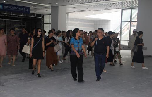 喜迎十九大，身邊看變化——我市干部賢內(nèi)助、鄉(xiāng)鎮(zhèn)街道負責(zé)人參觀高鐵商務(wù)區(qū)