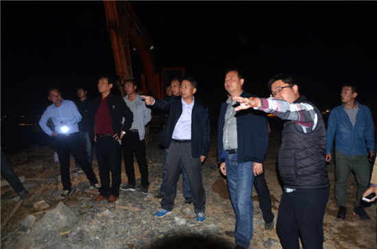 搶抓晴好天氣，24小時(shí)不間斷作業(yè)