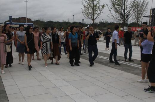 喜迎十九大，身邊看變化——我市干部賢內(nèi)助、鄉(xiāng)鎮(zhèn)街道負責(zé)人參觀高鐵商務(wù)區(qū)