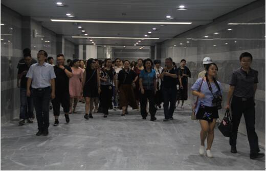 喜迎十九大，身邊看變化——我市干部賢內(nèi)助、鄉(xiāng)鎮(zhèn)街道負責(zé)人參觀高鐵商務(wù)區(qū)