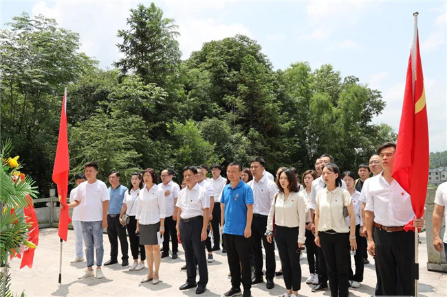 市城投集團(tuán)開(kāi)展“緬懷革命先烈，傳承紅色基因”革命傳統(tǒng)教育