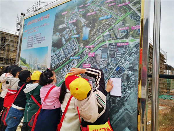 “千人市民觀察團”走進城投集團龍山湖公園、陶瓷產(chǎn)業(yè)加速基地等項目