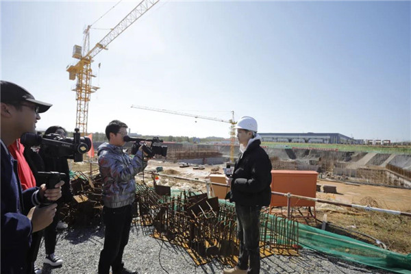 記者節(jié)：媒體聚焦昌南新區(qū)、城投集團(tuán)重點(diǎn)項(xiàng)目建設(shè)工地