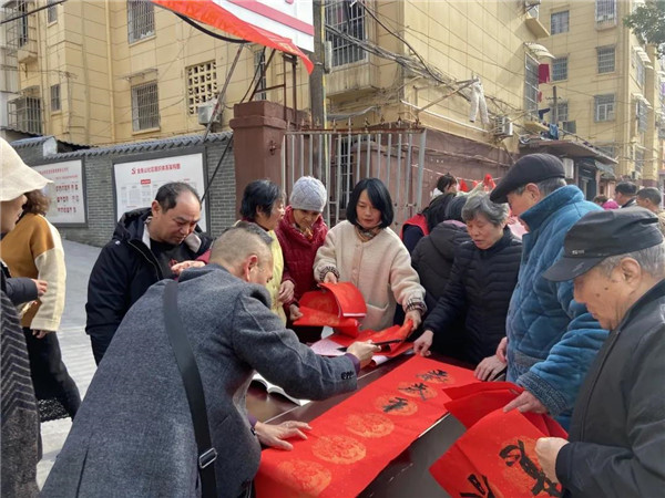 城投集團送福送春聯(lián)，社區(qū)公益活動暖人心