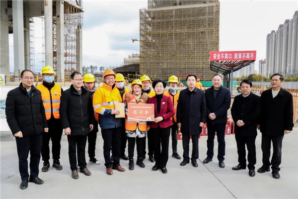 胡雪梅實(shí)地調(diào)研重大項(xiàng)目建設(shè)并慰問(wèn)一線(xiàn)工作者