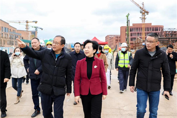 胡雪梅實(shí)地調(diào)研重大項(xiàng)目建設(shè)并慰問(wèn)一線(xiàn)工作者