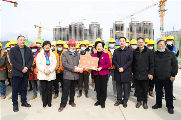 胡雪梅實(shí)地調(diào)研重大項(xiàng)目建設(shè)并慰問(wèn)一線(xiàn)工作者