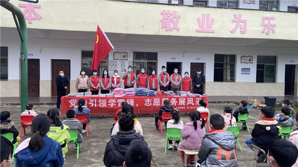 市城投集團(tuán)開(kāi)展“黨建引領(lǐng)學(xué)雷鋒，志愿服務(wù)展風(fēng)采”送溫暖活動(dòng)