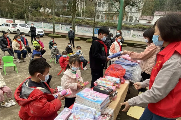 市城投集團(tuán)開(kāi)展“黨建引領(lǐng)學(xué)雷鋒，志愿服務(wù)展風(fēng)采”送溫暖活動(dòng)